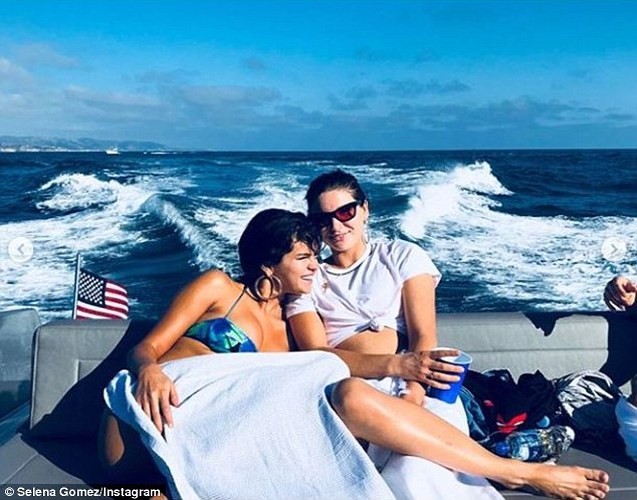 Selena Gomez diện bikini, khoe thân nóng bỏng trên du thuyền ảnh 1