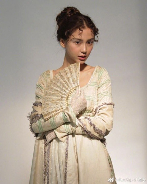 Bà xã Huỳnh Hiểu Minh lộ thân hình 'cò hương' trong bộ ảnh phong cách thế kỷ 19 ảnh 6