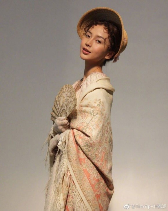 Bà xã Huỳnh Hiểu Minh lộ thân hình 'cò hương' trong bộ ảnh phong cách thế kỷ 19 ảnh 5