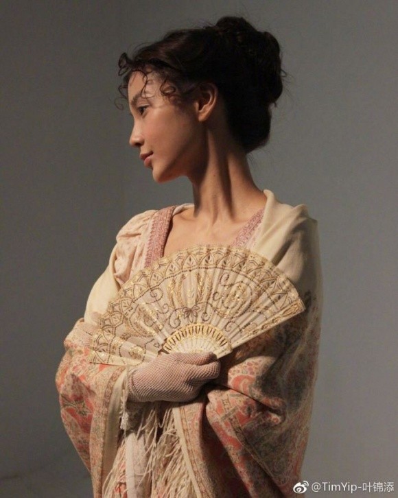 Bà xã Huỳnh Hiểu Minh lộ thân hình 'cò hương' trong bộ ảnh phong cách thế kỷ 19 ảnh 2