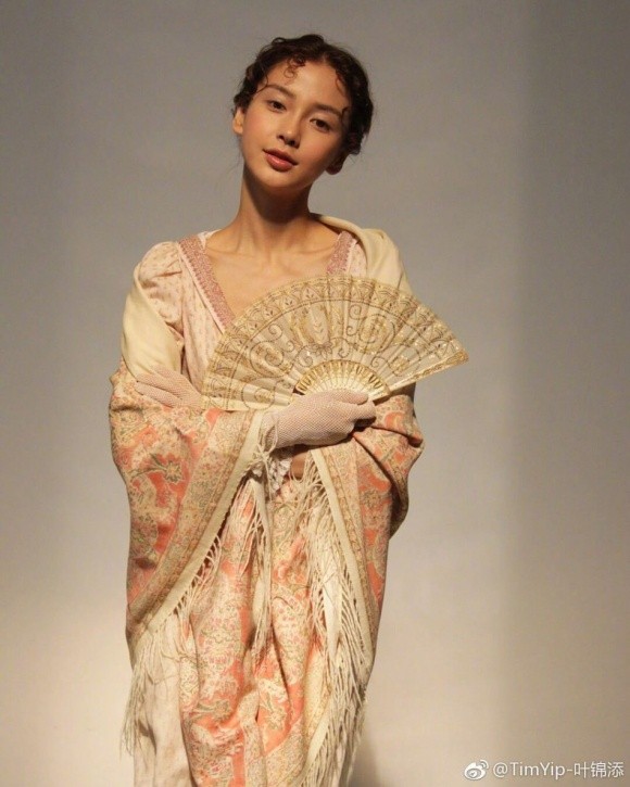 Bà xã Huỳnh Hiểu Minh lộ thân hình 'cò hương' trong bộ ảnh phong cách thế kỷ 19 ảnh 3