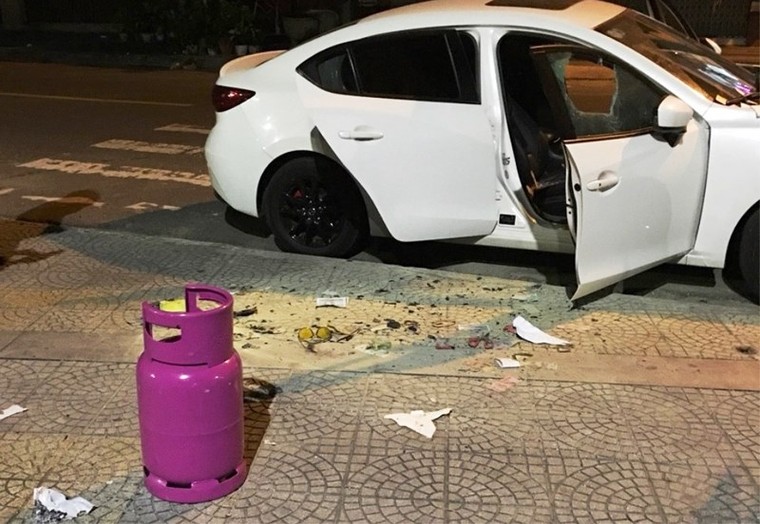 Người đàn ông đập phá hàng loạt ô tô, nghi sử dụng chất kích thích ảnh 2