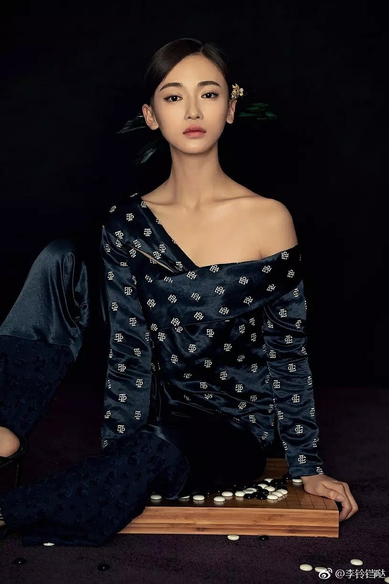 Mãn nhãn với bộ ảnh tình tay ba Phó Hằng - Anh Lạc - Hoàng Thượng hiện đại ảnh 8