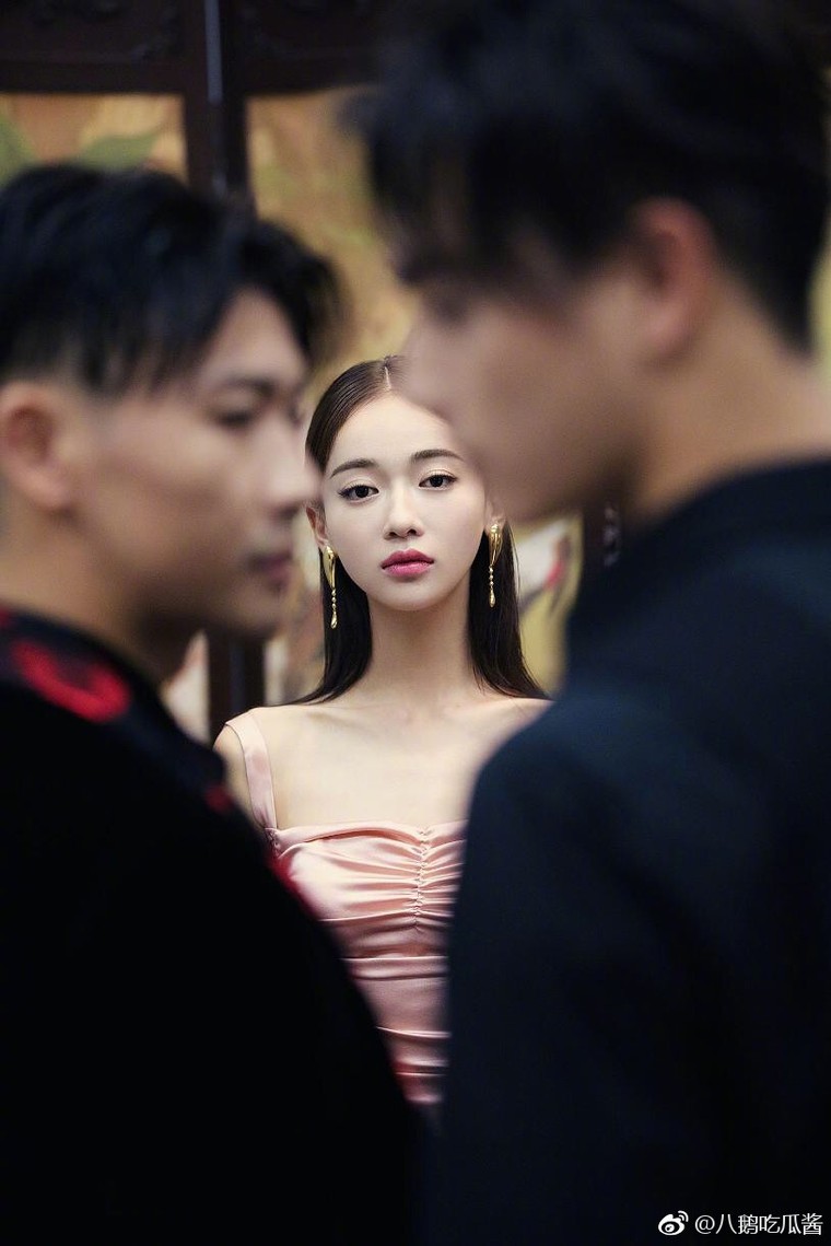 Mãn nhãn với bộ ảnh tình tay ba Phó Hằng - Anh Lạc - Hoàng Thượng hiện đại ảnh 6