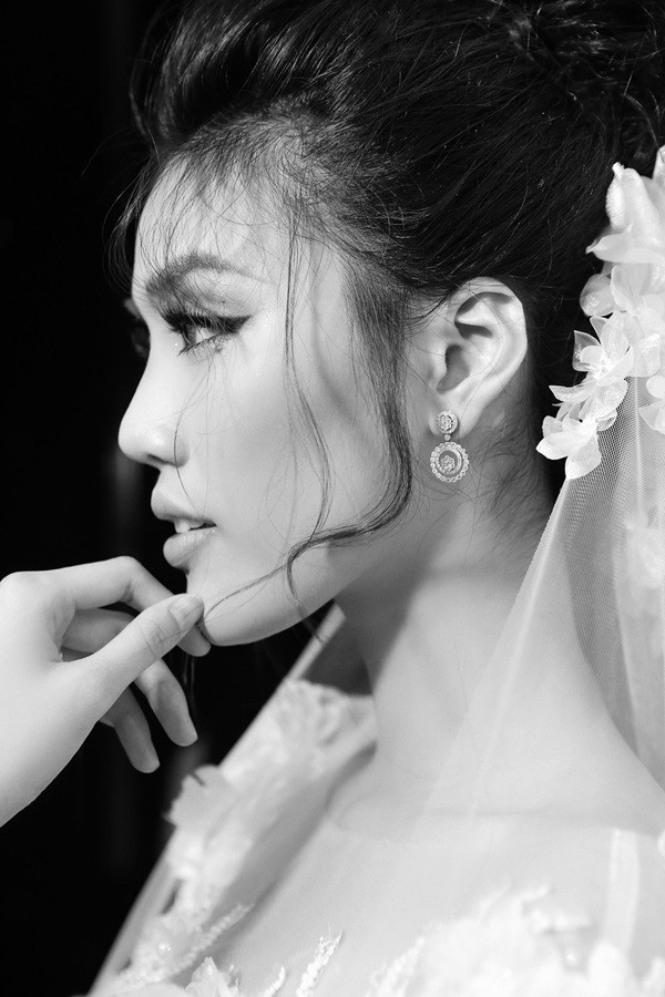 Lan Khuê xinh đẹp, e thẹn diện váy cưới trước ngày lên xe hoa ảnh 1