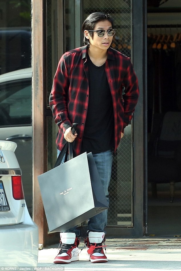 Angelina Jolie diện váy trễ nải quyến rũ, dạo phố cùng con trai gốc Việt ảnh 5