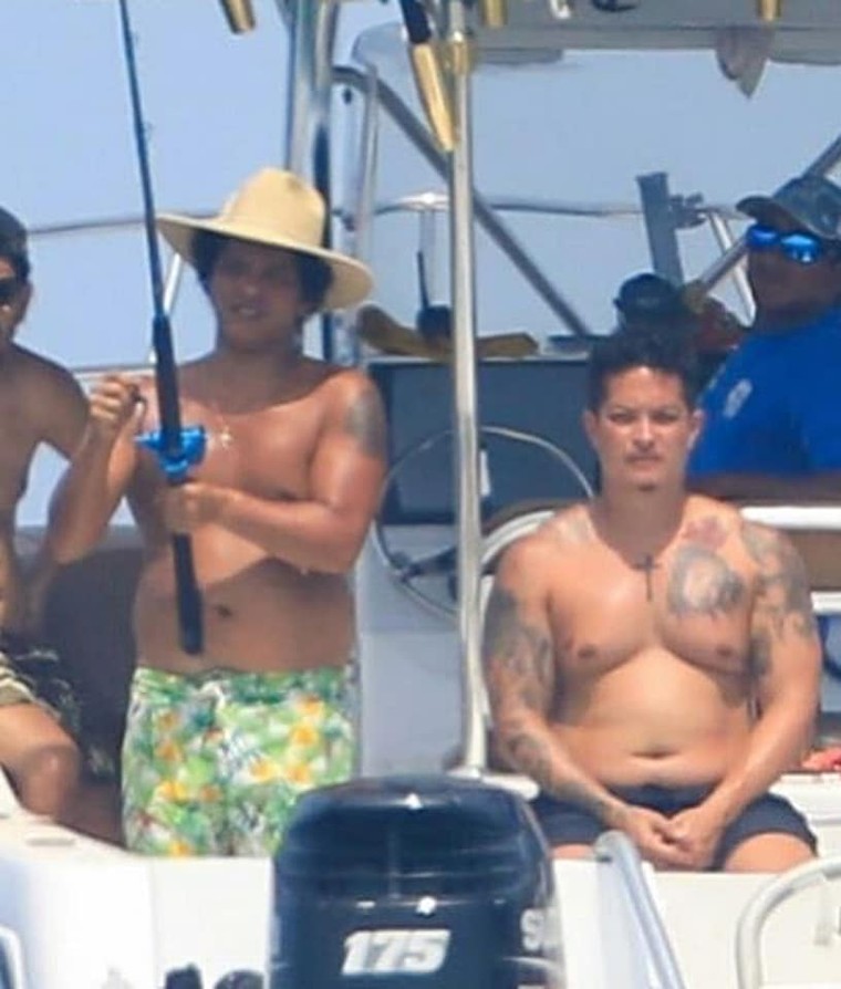 Bruno Mars lộ thân hình ngấn mỡ gây choáng ảnh 5