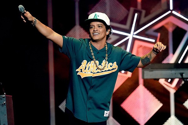 Bruno Mars lộ thân hình ngấn mỡ gây choáng ảnh 6