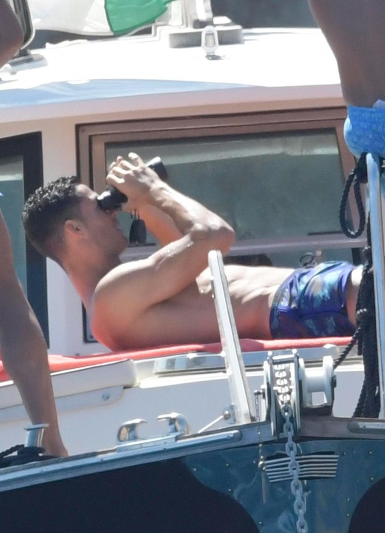 Ronaldo mắt tím bầm đi nghỉ dưỡng cùng bạn gái, giải hạn 'tịt ngòi' ảnh 6