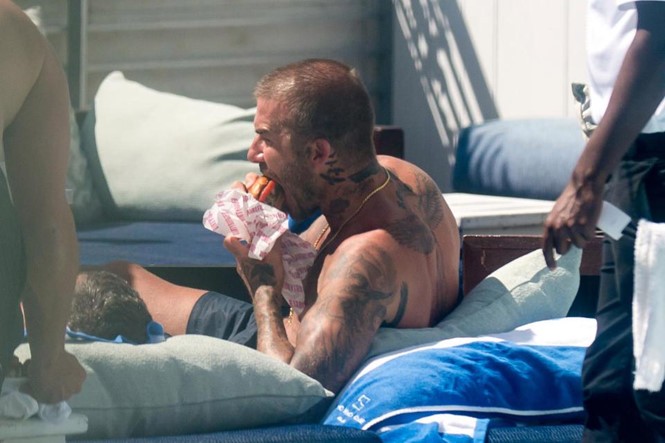 Beckham lộ đầu hói, thân mật với gái lạ bên hồ bơi ảnh 4