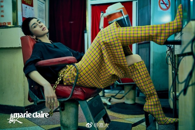 Bà xã Huỳnh Hiểu Minh cắt tóc cua nam tính, tự tin tạo dáng trên tạp chí ảnh 2