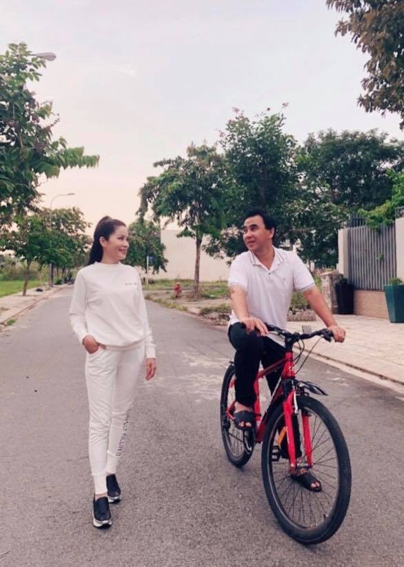 Kỷ niệm 13 năm ngày cưới, Quyền Linh vẫn dép tổ ong, đạp xe giản dị bên vợ con ảnh 3
