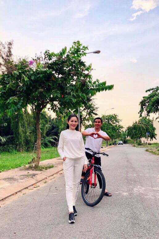 Kỷ niệm 13 năm ngày cưới, Quyền Linh vẫn dép tổ ong, đạp xe giản dị bên vợ con ảnh 2