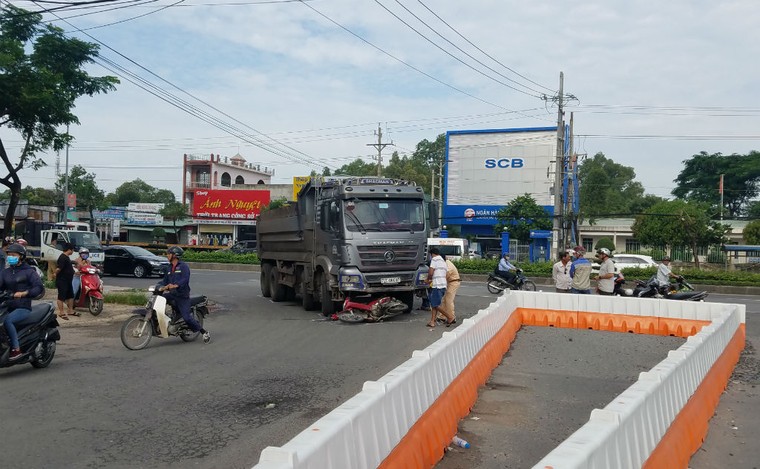 Va chạm với xe ben, ông lão bán vé số tử vong tại chỗ ảnh 1