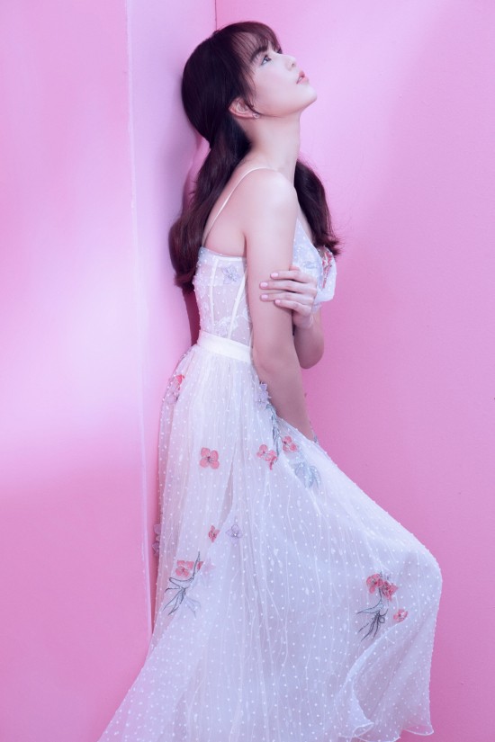 Chán sexy, Ngọc Trinh hoá công chúa kiêu kỳ chào tuổi 29 ảnh 9