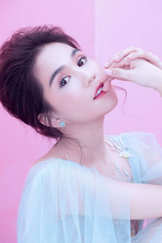 Chán sexy, Ngọc Trinh hoá công chúa kiêu kỳ chào tuổi 29 ảnh 3