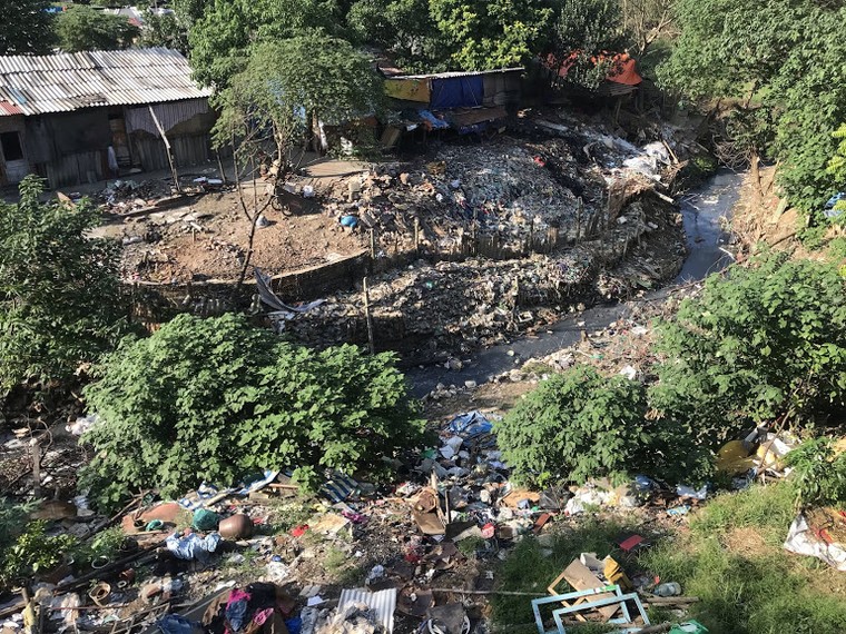 Kinh hoàng ‘núi rác’ dưới chân cầu Long Biên ảnh 4