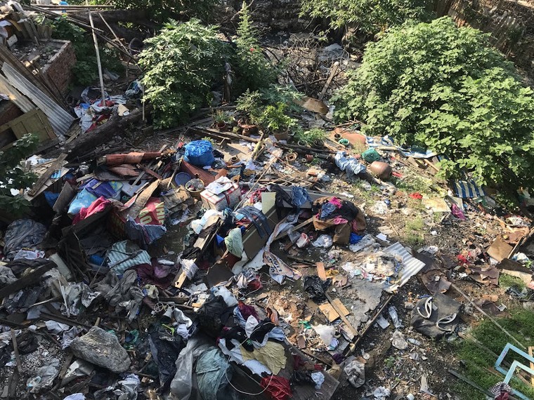 Kinh hoàng ‘núi rác’ dưới chân cầu Long Biên ảnh 2