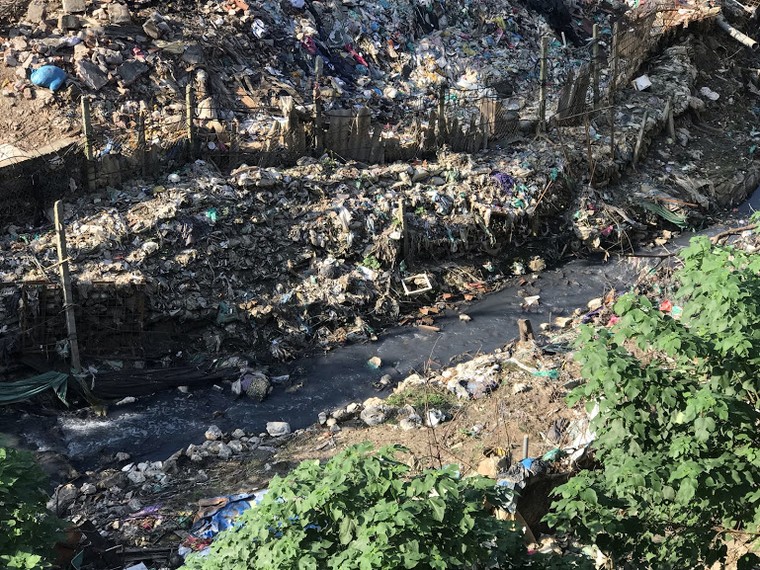 Kinh hoàng ‘núi rác’ dưới chân cầu Long Biên ảnh 1