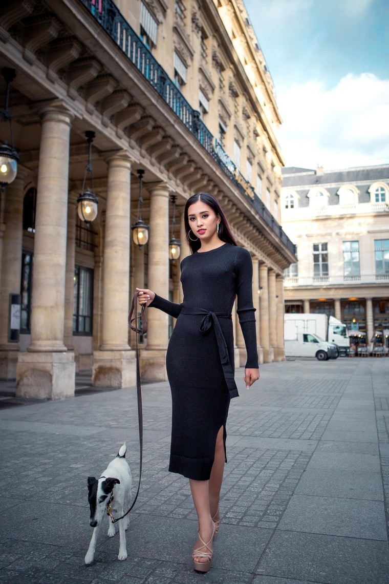 Hoa hậu Tiểu Vy xinh đẹp trên đường phố Paris ảnh 2