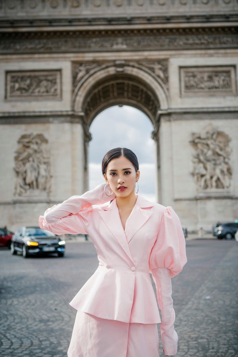 Hoa hậu Tiểu Vy xinh đẹp trên đường phố Paris ảnh 6