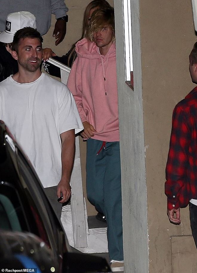 Selena nhập viện tâm thần, Justin Bieber khóc nức nở bên cạnh hôn phu ảnh 3