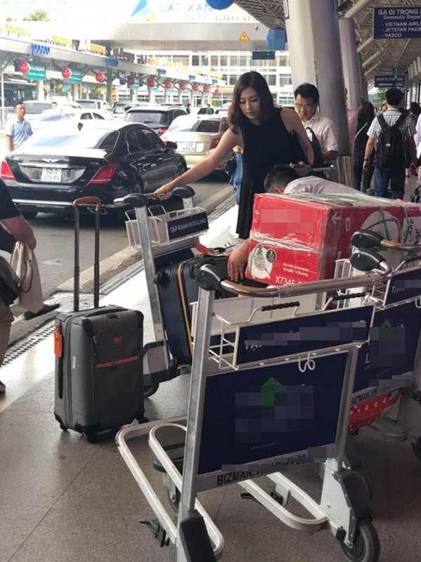 Á hậu Tú Anh lộ thân hình mũm mĩm, nghi vấn bầu bì ảnh 4