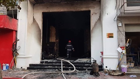 Quán bar ở trung tâm TP HCM bốc cháy dữ dội, người dân hò nhau bỏ chạy ảnh 3