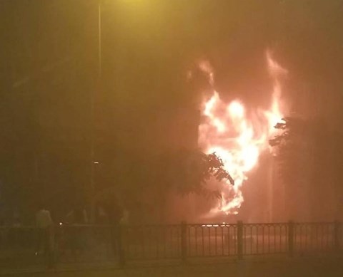 Quán bar ở trung tâm TP HCM bốc cháy dữ dội, người dân hò nhau bỏ chạy ảnh 1