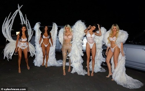 Chị em nhà Kardashian làm 'thiên thần nội y' dịp Halloween ảnh 6
