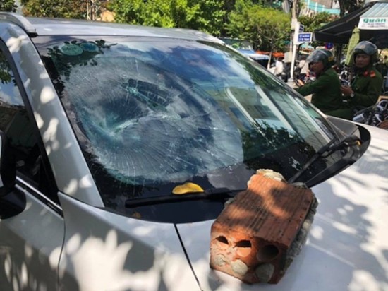 Người đàn ông nghi ngáo đá dùng gạch đập vỡ kính ô tô rồi bỏ trốn ảnh 1