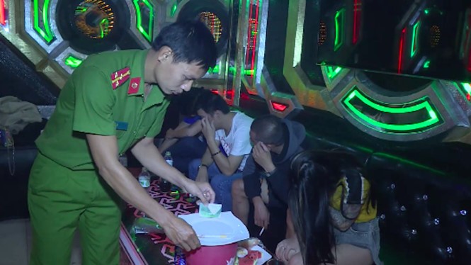 Khởi tố chủ quán karaoke chứa hàng chục thanh niên sử dụng ma túy ảnh 1