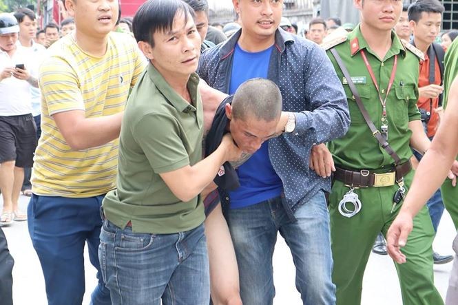 Người đàn ông ôm cháu bé nhảy từ nóc nhà này sang nóc nhà khác ảnh 1