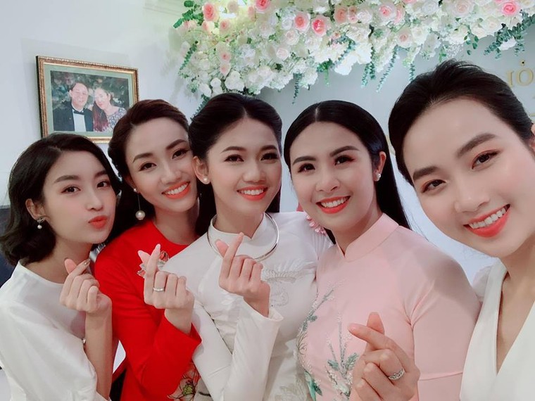 Á hậu Thanh Tú xinh đẹp rạng rỡ trong ngày ăn hỏi ảnh 3