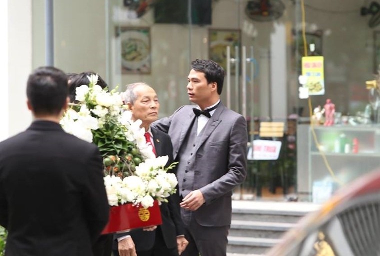 Á hậu Thanh Tú xinh đẹp rạng rỡ trong ngày ăn hỏi ảnh 6