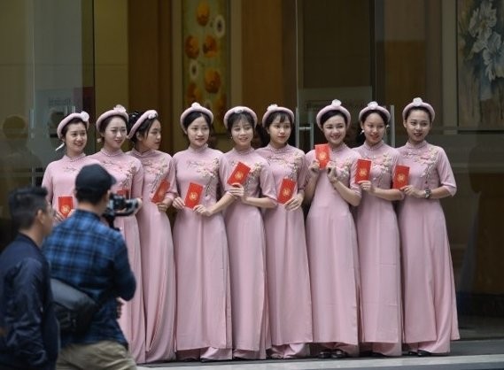 Á hậu Thanh Tú xinh đẹp rạng rỡ trong ngày ăn hỏi ảnh 4