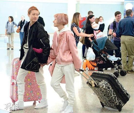 Con rơi của Thành Long trở về Hồng Kông sau khi kết hôn đồng tính ảnh 2