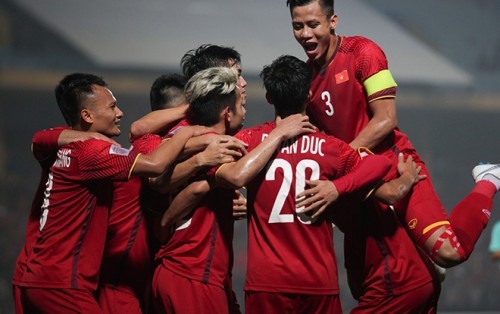 ĐT Việt Nam lọt Top 100 BXH FIFA tháng 11 ảnh 2