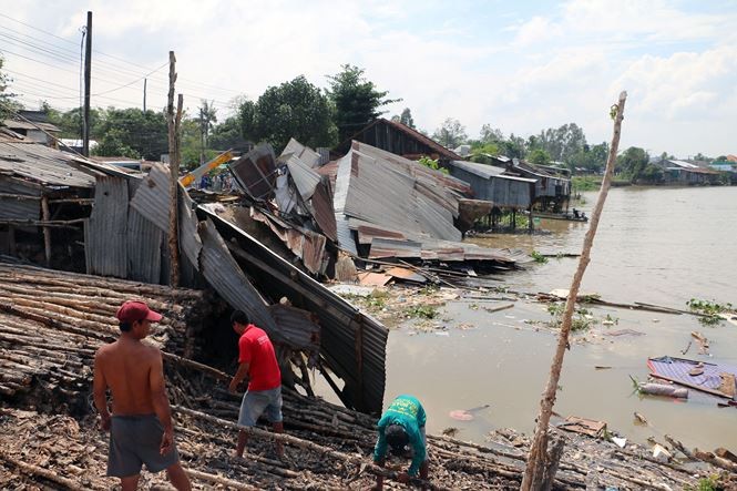 Sạt lở khiến 3 ngôi nhà ở An Giang bị nhấn chìm ảnh 1