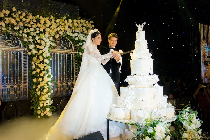 Á hậu Thanh Tú yêu kiều, nép bên chồng U40 trong ngày cưới ảnh 3