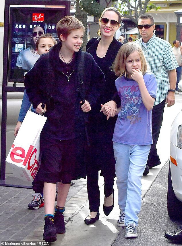 Angelina Jolie tươi như hoa cùng các con dạo phố ảnh 3