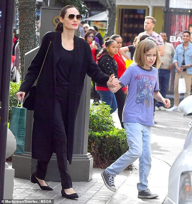 Angelina Jolie tươi như hoa cùng các con dạo phố ảnh 5