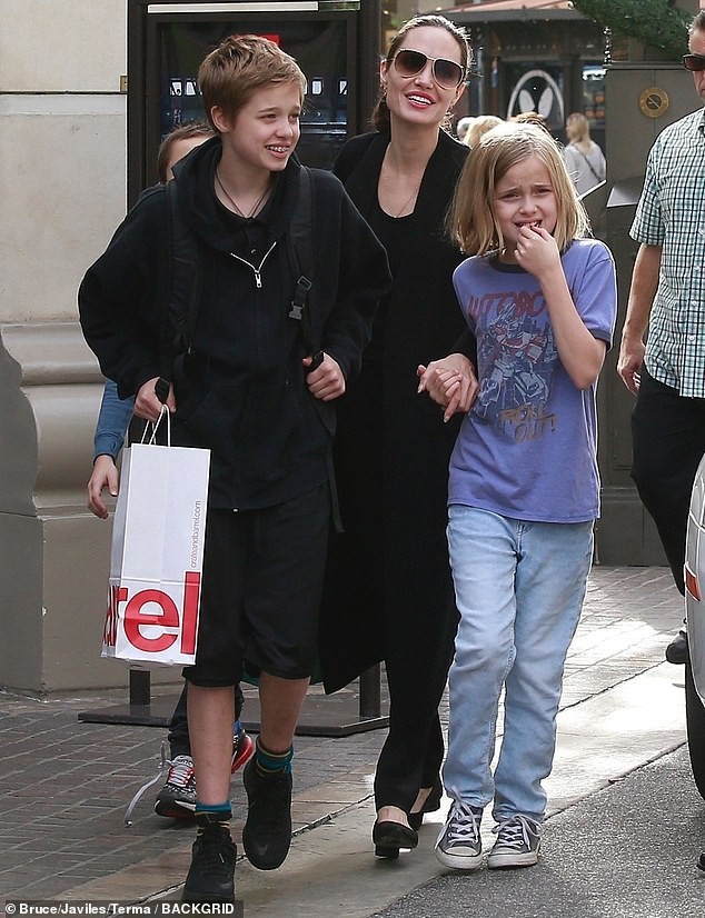 Angelina Jolie tươi như hoa cùng các con dạo phố ảnh 2