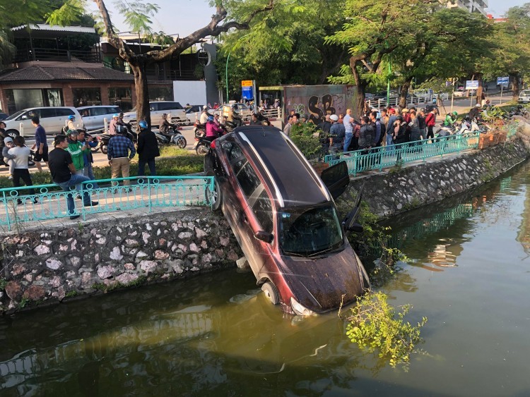 Ô tô 7 chỗ lao qua giải phân cách, cắm đầu xuống hồ Trúc Bạch ảnh 1