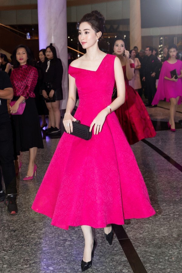 Đặng Thu Thảo xinh đẹp xứng danh 'thần tiên tỉ tỉ', Hương Giang Idol hóa búp bê barbie ảnh 2