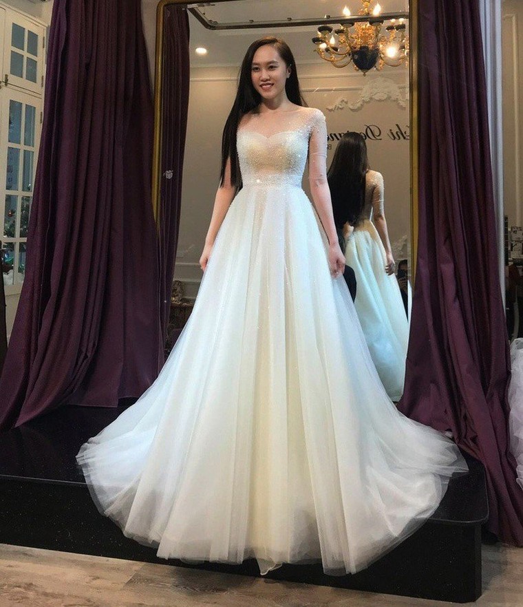 NSND Trung Hiếu cùng vợ trẻ đi thử váy cưới ảnh 3