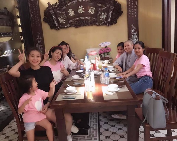 Mai Phương hạnh phúc đón sinh nhật tuổi 34 bên gia đình và con gái ảnh 1