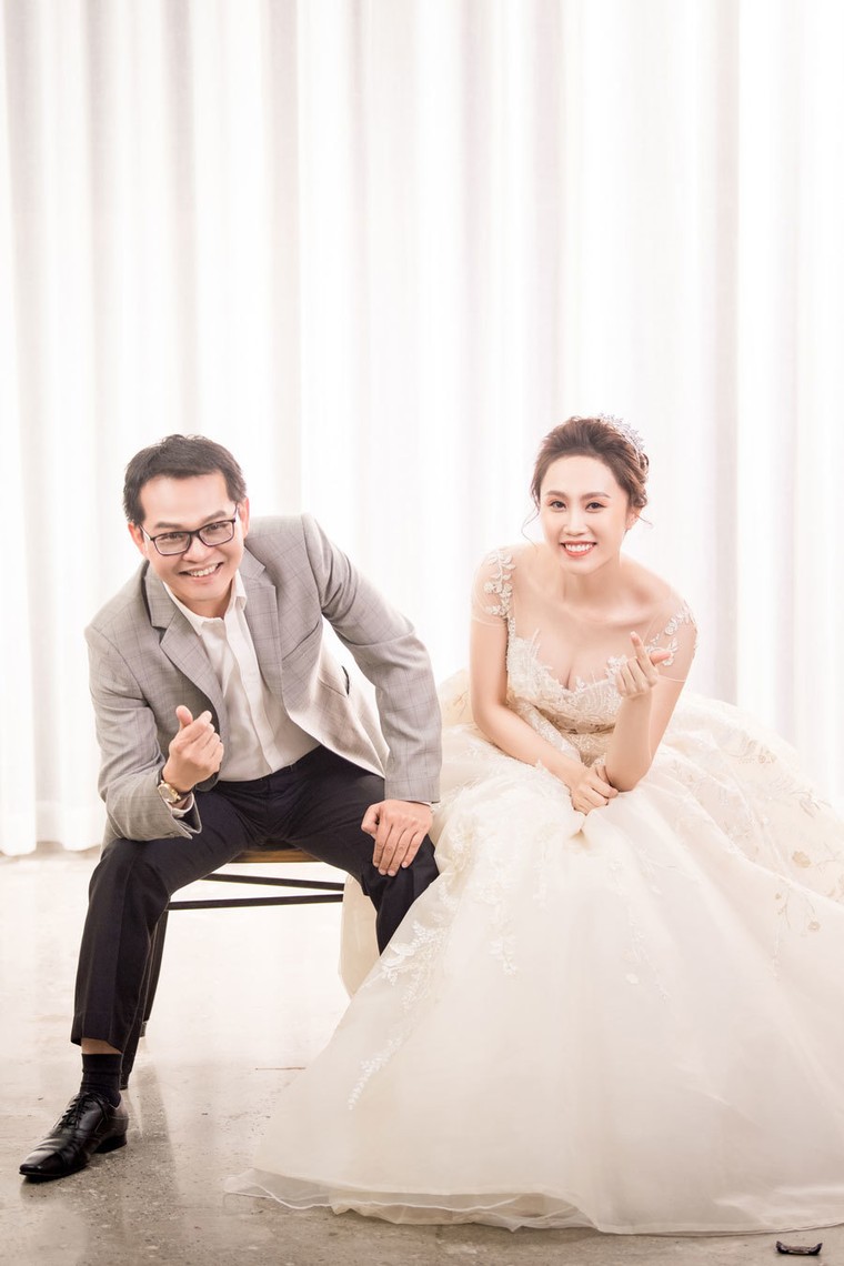 Ảnh cưới cực dễ thương của NSND Trung Hiếu và vợ trẻ ảnh 6