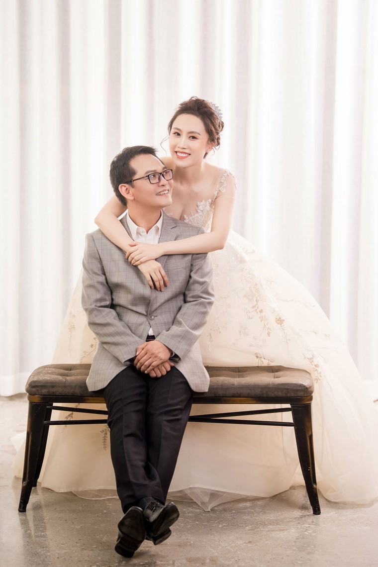Ảnh cưới cực dễ thương của NSND Trung Hiếu và vợ trẻ ảnh 7