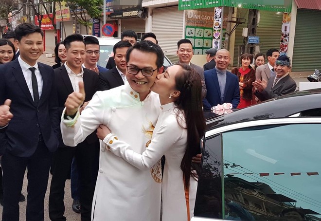 NSND Trung Hiếu âu yếm vợ trẻ trong lễ ăn hỏi ảnh 2